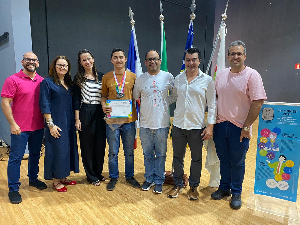 Estudante Davi entre professores e gestores do IFG